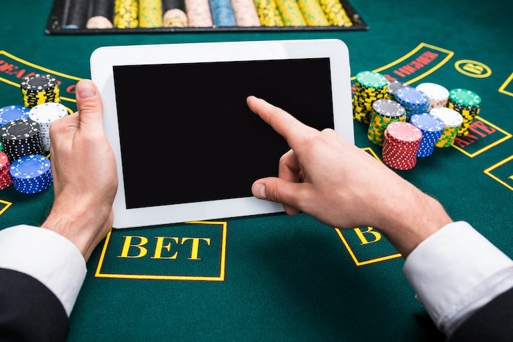 Simbol privasi dan perlindungan keamanan digital pada platform hiburan online